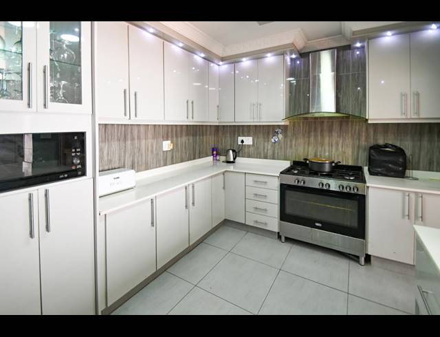 4 BEDROOM FREEHOLD TO LET IN COWIES HILL